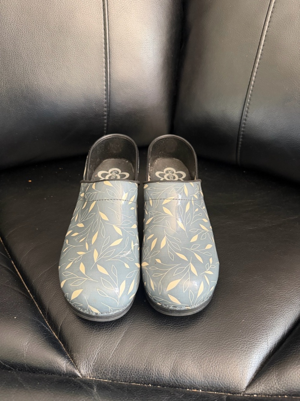 Sanita Women's Slip Resistant Comfort Clogs Blue Leaf Print Size 8